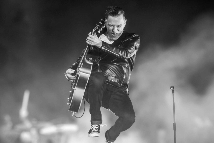 Bryan Adams: Roll with the Punches