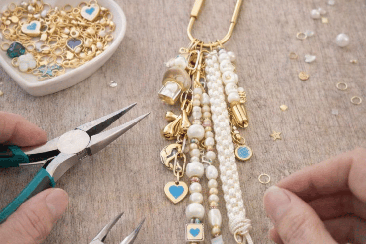 GALentines – Bag Charms & Sip